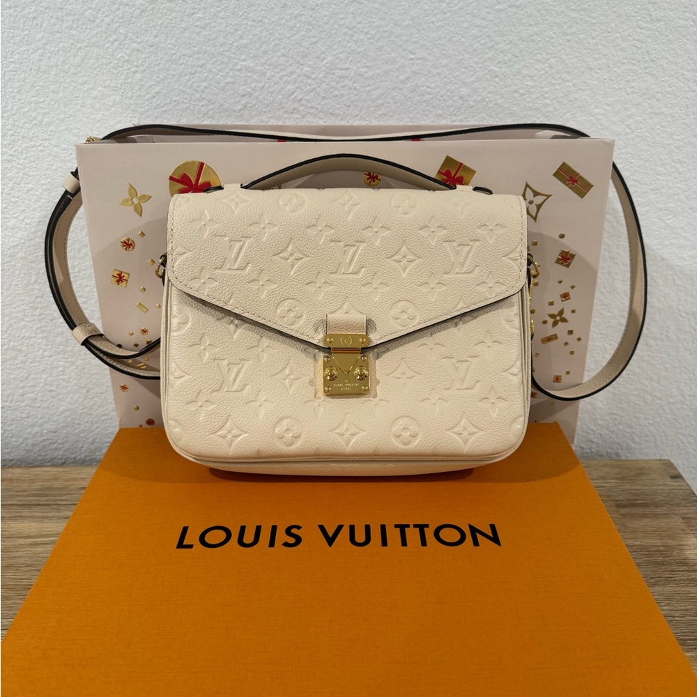 Brand New Authentic Louis Vuitton Pochette Métis, Cream